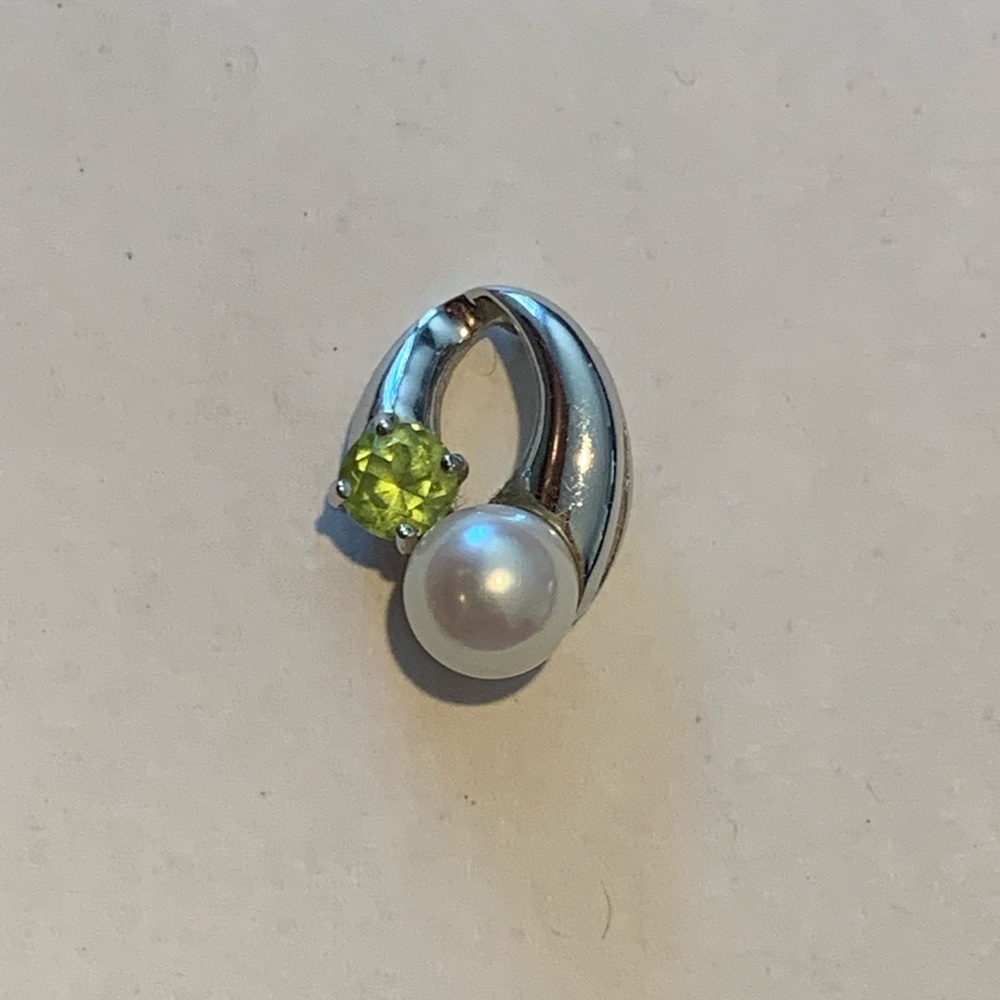 14k White Gold Peridot and Pearl Pendant